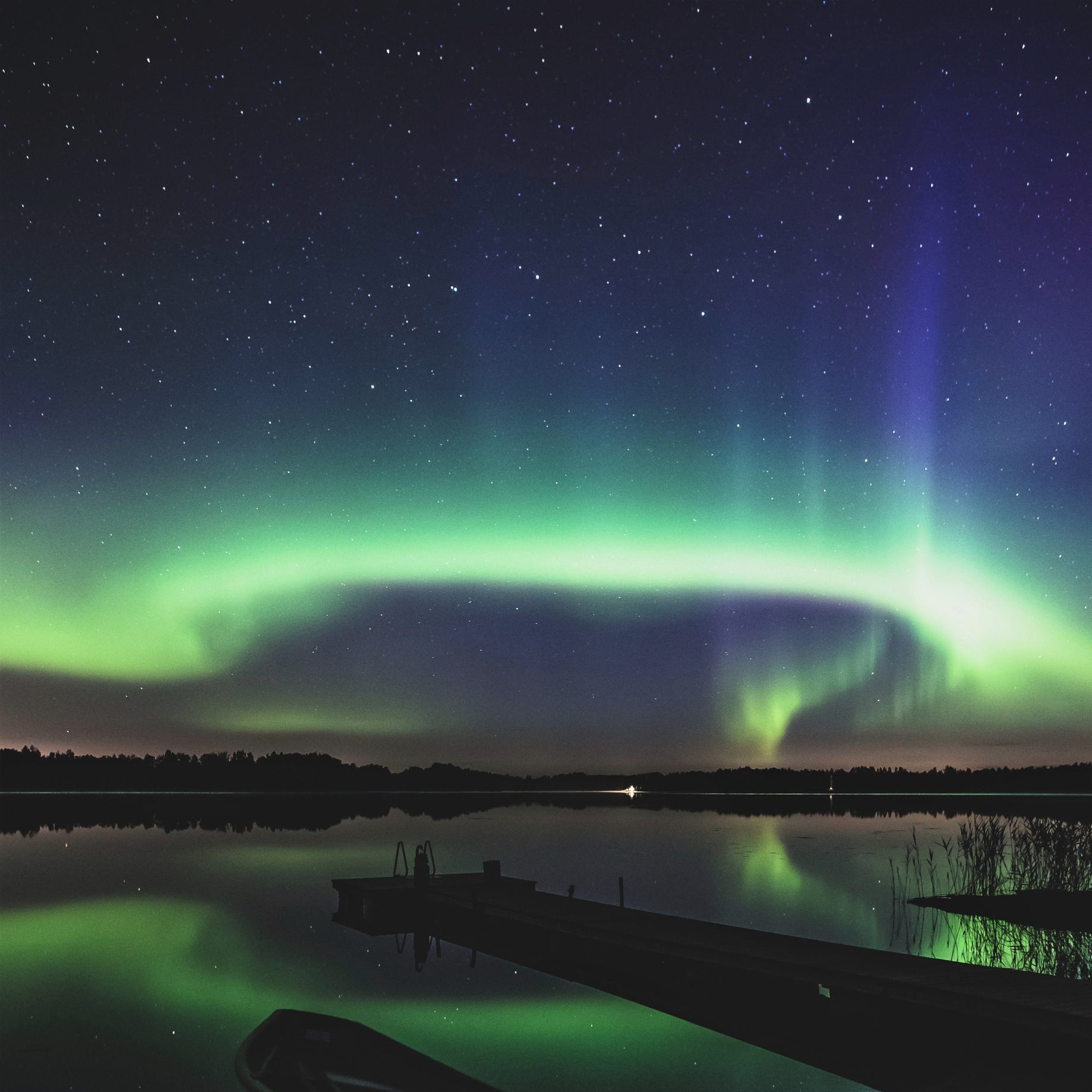 stunning photo of the Northern Lights in finland
